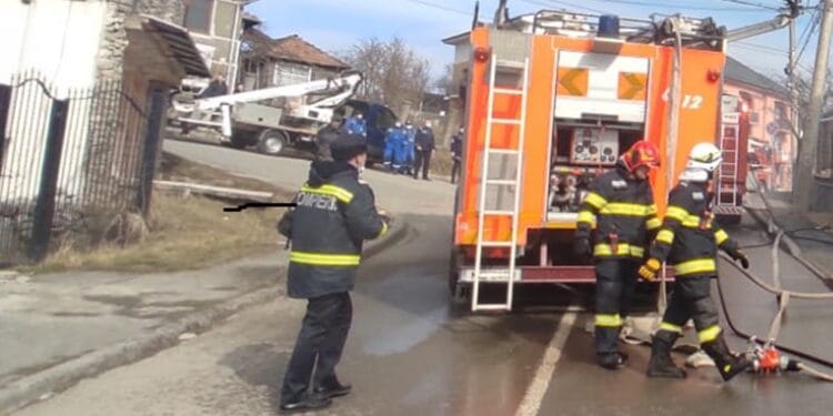 Tragedie! Bărbat mort într-un incendiu pornit de la sobă, mamă și copil ajunși la spital