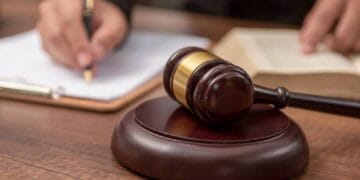 Scandal între părinți, o adolescentă sună la 112! Dosar penal și ordin de protecție