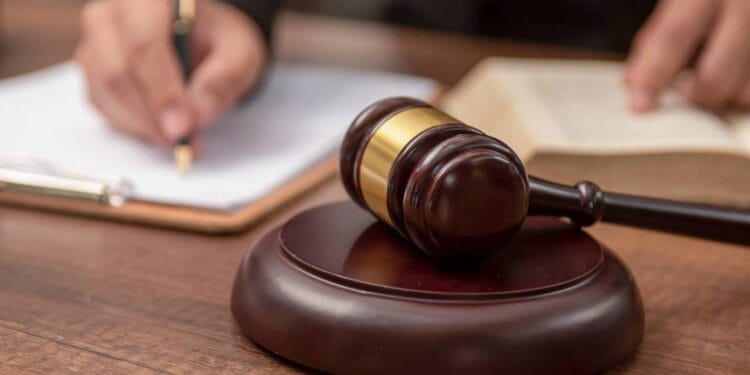 Scandal între părinți, o adolescentă sună la 112! Dosar penal și ordin de protecție