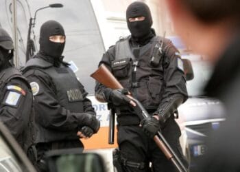 Șoferi agresivi în trafic! Se amenințau cu un pistol de airsoft și un cuțit! Cei doi au fost opriți de jandarmi