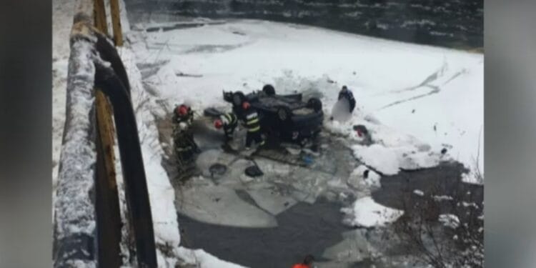 Tragedie evitată în ultimul moment! Cinci copii și un adult răniți după ce mașina lor s-a răsturnat în râu!