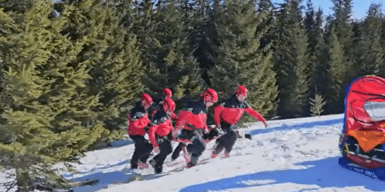 Avalanșă de accidente pe pârtii! Peste 100 de intervenții Salvamont în 24 de ore. Turistă aruncată de teleschi, cu coloana fracturată!