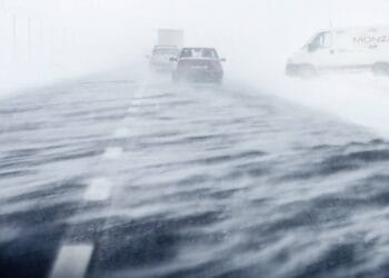 Vreme severă până luni: ninsoare, polei și viscol în toată țara