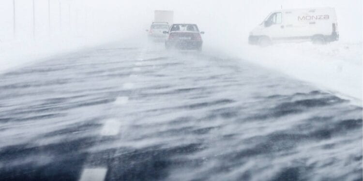 Vreme severă până luni: ninsoare, polei și viscol în toată țara