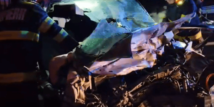 Tragedie pe Autostradă! O tânără de 26 de ani a murit după ce a intrat într-un camion derapat!