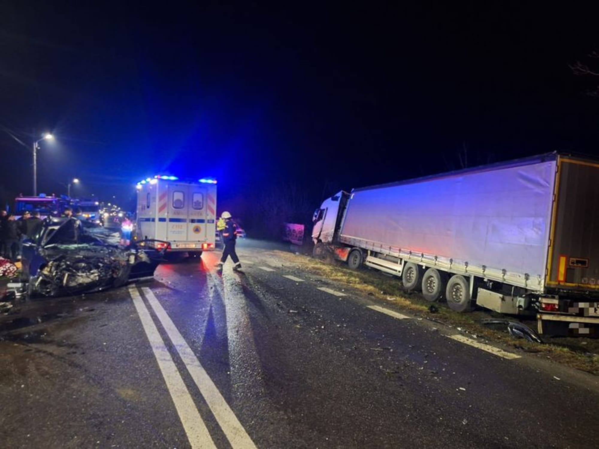 Tragedie! Un tânăr de 19 ani a murit, patru persoane rănite după impactul frontal cu un TIR!