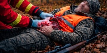 Incident grav la vânătoare! Bărbat împușcat în abdomen, evacuat de urgență cu elicopterul SMURD!