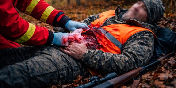 Incident grav la vânătoare! Bărbat împușcat în abdomen, evacuat de urgență cu elicopterul SMURD!