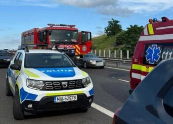 Impact violent! O femeie și o adolescentă, scoase dintre fiarele contorsionate ale mașinii