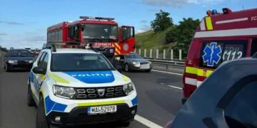 Impact violent! O femeie și o adolescentă, scoase dintre fiarele contorsionate ale mașinii