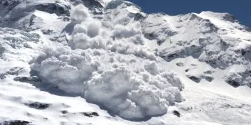 Avalanșă uriașă declanșată accidental de doi schiori!