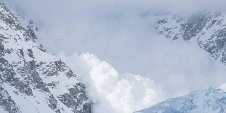Pericol major de avalanșe în munți! Salvamont închide toate traseele de creastă!