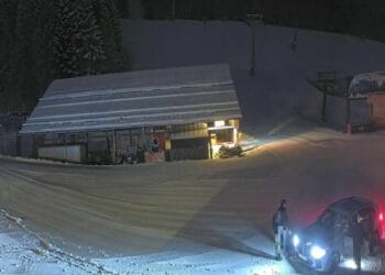 Furt ca-n filme pe o pârtie! Doi români au tras un seif pe schiuri până la mașina cu care ar fi dispărut din zonă!