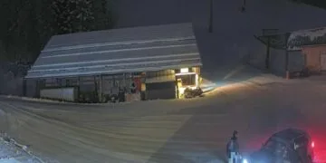 Furt ca-n filme pe o pârtie! Doi români au tras un seif pe schiuri până la mașina cu care ar fi dispărut din zonă!