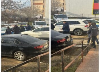 Bătaie cu macete pe terasa unui mall! 11 tineri reținuți după o bătaie generalizată!