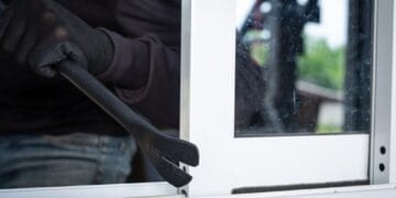 Tâlhărie după un furt de noapte! Tânăr de 21 de ani, reținut, doi minori implicați în atac!