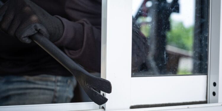 Tâlhărie după un furt de noapte! Tânăr de 21 de ani, reținut, doi minori implicați în atac!