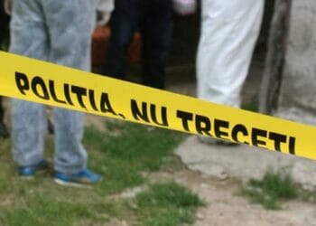 Accident grav! Un autoturism strivit de un stâlp de electricitate, șoferul rănit