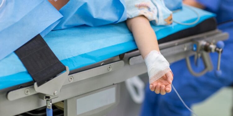 Gest extrem într-o școală! Elev de 13 ani, dus la spital după ce a sărit pe geam