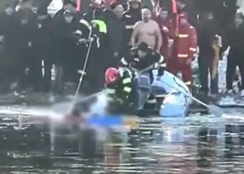 Clipe dramatice! Fetiță de 5 ani salvată din lacul înghețat. Șase adulți, în stare de hipotermie