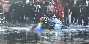 Clipe dramatice! Fetiță de 5 ani salvată din lacul înghețat. Șase adulți, în stare de hipotermie