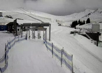 Zăpada oprește traficul spre o zonă muntoasă! Polițiștii recomandă evitarea deplasărilor în zonă!