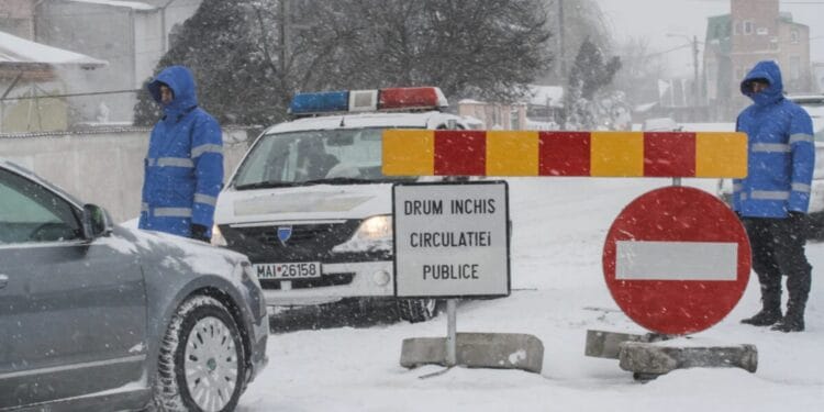 Circulație blocată în mai multe județe din cauza zăpezii! Drumuri închise pentru intervenții de deszăpezire