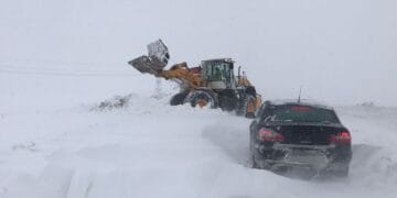Guvernul mobilizează forțe pentru a ține sub control efectele viscolului și ninsorilor