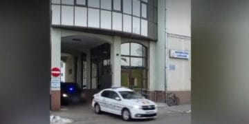 Groază! Doi oameni fără adăpost uciși cu cruzime într-o clădire abandonată! Criminalul a dormit lângă ei! 