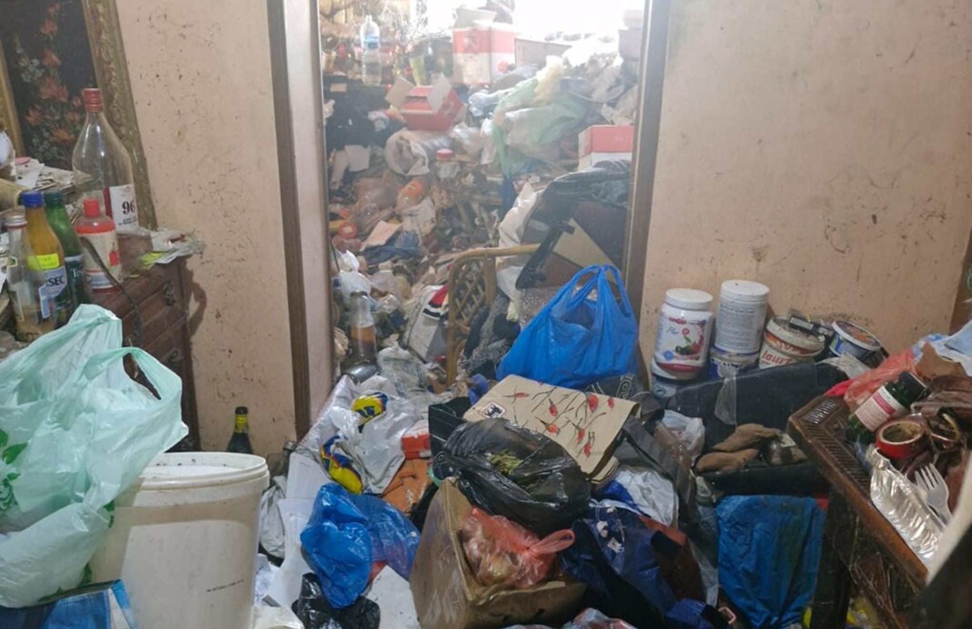 ȘOC! Apartament-focar de infecție! Vecinii au cerut intervenția autorităților după ani de neputință