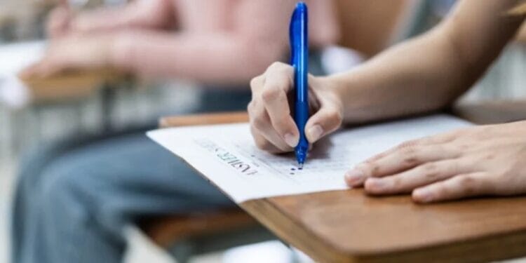 Fraudă la Bacalaureat! Pompier condamnat după ce a încercat să transmită subiectele contra 3.300 de euro!