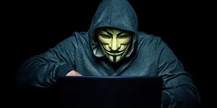 Amenințări, nuditate și injurii într-un live pe rețelele sociale! Bărbat cercetat penal după intervenția poliției!