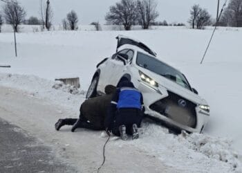 Derapați în zăpadă, salvați de jandarmi. Familie cu doi copii, scoasă din șanț