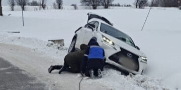 Derapați în zăpadă, salvați de jandarmi. Familie cu doi copii, scoasă din șanț