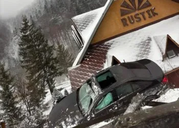 Mașină proiectată pe acoperișul unei pensiuni! Accidentul care a șocat internetul