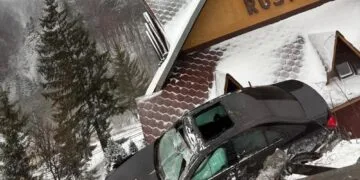 Mașină proiectată pe acoperișul unei pensiuni! Accidentul care a șocat internetul