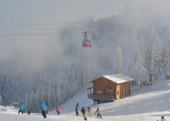 Vacanță la schi. La Poiana Brașov găsești zăpadă perfectă și distracție garantată