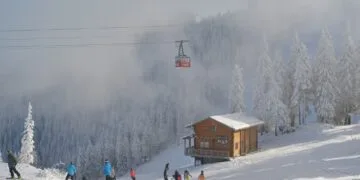 Vacanță la schi. La Poiana Brașov găsești zăpadă perfectă și distracție garantată