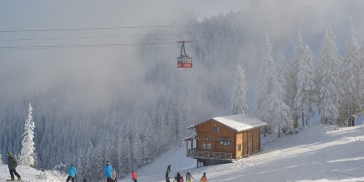 Vacanță la schi. La Poiana Brașov găsești zăpadă perfectă și distracție garantată