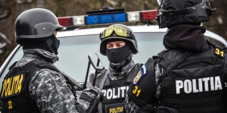 Lovitură DIICOT! Trei traficanți de droguri, reținuți după percheziții în mai multe localități