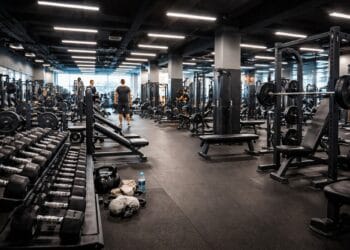 Bătaie cu arme albe într-o sală de fitness! Șapte tineri, inclusiv minori, reținuți după un scandal care a panicat clienții