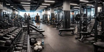 Bătaie cu arme albe într-o sală de fitness! Șapte tineri, inclusiv minori, reținuți după un scandal care a panicat clienții