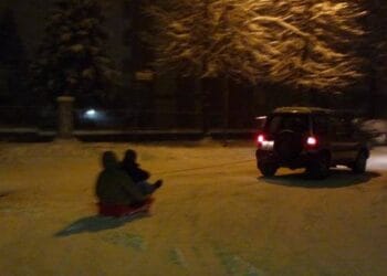 Tragedie pe un drum județean! Adolescent de 17 ani, mort după ce sania tractată de o mașină a lovit un cap de pod