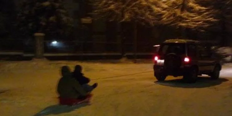 Tragedie pe un drum județean! Adolescent de 17 ani, mort după ce sania tractată de o mașină a lovit un cap de pod