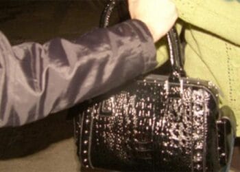 Tâlhărie pe stradă! Adolescent de 17 ani, reținut după ce a smuls geanta unei femei!