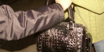 Tâlhărie pe stradă! Adolescent de 17 ani, reținut după ce a smuls geanta unei femei!