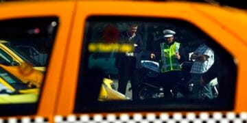 La un pas de moarte! Taximetrist atacat cu cuțitul de trei minori într-o cursă de noapte