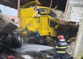 Un TIR a intrat într-o casă! Locuința a fost avariată. Șoferul a scăpat nevătămat!
