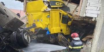 Un TIR a intrat într-o casă! Locuința a fost avariată. Șoferul a scăpat nevătămat!