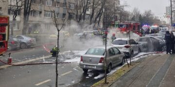 Mașină electrică cuprinsă de flăcări în mers, pe bulevard! O femeie a murit, soțul ei este în stare gravă!